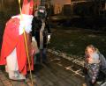 Bild: do
Für die stark nachgefragten Hausbesuche des Hl. Nikolaus erhält die Gemeinschaft Sankt Georg Verstärkung. Pater Johannes Bosco, der neue Eschenbacher Pfarrer, schlüpft in die Rolle des heiligen Nikolaus.