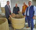 Bild: Christl Schemm/fph
Die Produktion von Glashäfen – allerdings per Hand- und Fußarbeit – ist wieder angelaufen bei der Firma Fastner Phönix GmbH & Co. KG in Arzberg. Den Hafen Nummer eins nach dem verheerenden Brand in der Nacht zum 27. Februar 2021 begutachteten jetzt bei einem Firmenbesuch (von links) Landrat Peter Berek, der Arzberger Bürgermeister Stefan Göcking, technischer Leiter Gerhard Jena und der neue Besitzer Rainer Schmitt.