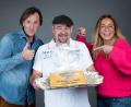 Bild: antenne bayern
Wolfgang Leikermoser und Indra Gerdes haben Spaß mit dem "Lucky". Die beiden Moderatoren überreichen ihm den Goldenen Scherzkeks ihres Arbeitgebers "Antenne Bayern".