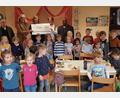 Bild: gri
Spendenübergabe im Kindergarten mit (hinten, von links) Ernst Rupprecht, Johanna Köbler, Maria Walter, Heidi Wagner und Pfarrer Moses Gudapati.