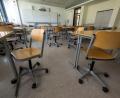 Bild: Peter Kneffel/dpa
Stühle stehen in einem leeren Klassenzimmer. In der Oberpfalz fehlen mindestens 510 Lehrer - über alle Schularten verteilt.