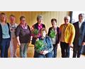 Bild: jml
Der Katholische Deutsche Frauenbund ehrt Anna Janner (sitzend), Inge Jörg und Angelika Amann (dahinter von links) für 50 beziehungsweise 40 Jahre Treue. Pfarrer Varghese Puthenchira (rechts) und Bezirksleiterin Angelika Vogl (Zweite von rechts) gratulieren ebenso wie das KDFB-Führungstrio (von links) Andrea Schwarz, Heidi Bauer und Beate Heumann.