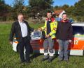Bild: bö
Die Ersthelfer der Hirschwald-Gruppe haben mit Spendengeldern ein fast neuwertiges EKG-Gerät erworben (von links): Fördervereins-Vorsitzender Johann Seitz, Einsatzleiter Benjamin Wood und Zweiter Vorsitzender Andreas Bruckmüller vom Förderverein.