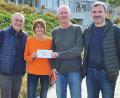 Bild: lst/exb
Christian Meiler (rechts), Thomas Fritsch (Zweiter von rechts) und Kurt Seggewiß (links) freuen sich über die 500-Euro-Spende von Organisationsmitglied und stellvertretender Landrätin Margit Kirzinger.