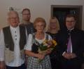 Bild: fz
Bürgermeister Karlheinz Budnik (rechts) gratuliert Erika und Werner Scholz (von links) zur Diamantenen Hochzeit.