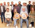 Bild: Georg Schmer
Die Gewinner der Scheiben (sitzend, von links): Johannes Mayerhofer 	(Ehrengabe), Helene Weih (Gästescheibe), 
Peter Lehner (Stadtratsscheibe) und Lisa Dotzler (Sachpreise). In der hinteren Reihe die Bestplatzierten zusammen mit den Ehrengästen (stehend, von links): Hahnbachs Zweiter Bürgermeister Georg Götz, Vorstandsmitglied der VR Bank Amberg-Sulzbach , Arnold Fenk, Bürgermeister Hans-Martin Schertl, Norbert Bösl, Tobias Meidinger, Manuel Plößner, Vorstandsmitglied Martin Sachsenhauser von der VR Bank Amberg-Sulzbach, Erich Übler, Notar Johannes Attenberger und Schützenmeister Georg Schmer.
