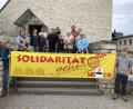 Bild: gut
Mit ihrem Banner machen sich die Teilnehmer des Solidaritätsmarschs an der katholischen Kirche in Königstein auf den Weg nach Kürmreuth.