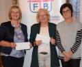 Bild: bö
Die Sprecherin des Frauenbundes Ensdorf, Monika Auer (rechts), überreicht an SkF-Vorsitzende Marianne Gutwein (Mitte) und an Diözesanvorsitzende Martha Bauer (links) für den Fonds "Frauen helfen Frauen in Not" Spenden.