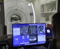 Bild: Petra Hartl
Seit 1. Oktober 2021 betreibt Dr. Dieter Herrneder eine Röntgenpraxis im Amberger Klinikum St. Marien. Dort ist – auf dem Bild die weiße Röhre im Hintergrund – auch die Untersuchung an einem Magnetresonanztomografen (MRT) möglich.