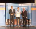 Bild: Fotostudio Bosl/exb
Der Präsident der Handwerkskammer Niederbayern-Oberpfalz, Georg Haber (links), und HWK-Hauptgeschäftsführer Jürgen Kilger (rechts) freuen sich mit Michael Kummer.