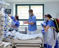 Bild: Seitz/exb
Pflegekräfte betreuen einen Intensivpatienten im Krankenhaus St. Barbara Schwandorf. Personalmangel macht Kliniken der Region auch auf den Normalstationen zu schaffen.