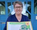 Bild: Forster
Die neue Beschilderung des Dieterskirchener Obstlehrpfads soll die Einrichtung für Kinder interessanter machen. Bürgermeisterin Anita Forster setzt dabei auf "Biggi Birne".