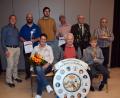 Bild: wku
Nach der Siegerehrung: (von links) Bürgermeister Jörk Kaduk, Stefan Vogl, Matthias Mutzbauer, Thomas Schneider, Schützenmeister Franz Grötsch, Hartmut Schreiber, (sitzend, von links) Irmgard Kraus, Manfred Maier und Nico Stöhr.