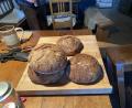 Bild: wec
Das erste frisch gebackene Brot kam duftend und knusprig aus dem Holzbackofen und lag in der Stube der alten Mühle zum Verzehr bereit.