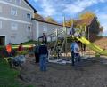 Bild: gi
Fleißig wurde am vergangenen Wochenende auf der Baustelle Kinderspielplatz in Heumaden gearbeitet. Die Dorfbewohner helfen tatkräftig mit, damit die Kinder einen Spielplatz bekommen.