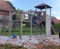 Bild: wel
Der Spielplatz in Fuchsberg mit seinem großen Kletterturm ist für ganz kleine Kinder nicht geeignet. Deswegen wünschen sich die Fuchsberger Eltern kleinere Geräte, eine Vogelnestschaukel, leicht zu besteigende Stufen bei der großen Rutsche und eine Umzäunung.