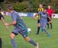 Bild: gud
Arthur Kerbel (Zweiter von rechts) zirkelt einen Freistoß aufs Tor. Am Sonntag laden er und seine Kollegen vom FC OVI/Teunz den TV Nabburg zum Spitzenspiel der Kreisliga West.