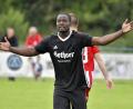 Archivbild: Hubert Ziegler
Auf Platz zwei in der Torjägerliste hinter Udo Hagerer vom TSV Königstein liegt Adrian Robinson (Bild) vom SV Schmidmühlen mit bisher 17 Treffern – der FV Vilseck will ihn am Samstag in den Griff bekommen.
