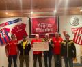 Bild: jzk
Stefan Dötsch, Holger Schmidt und Stefan Gilch (von rechts, jeweils in schwarz-gelben Trainingsjacken) freuten sich über den Spendenscheck des FC-Bayern-Fanclubs, den Johann Kreuzer, Vorsitzender Rainer Kische und Klaus Fiebig (von links in roten Shirts) übergaben.
