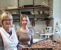 Bild: mas
Chefin Lisa Arnold und Gesellin Natalie Sommermann mit den Wendelinibrötchen frisch aus der Backstube.