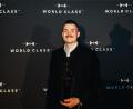 Bild: Diageo
Oliver Schmidt mit dem Preis für den "World Class Bartender of the Year 2022" für Deutschland.