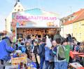 Bild: rgr
Dem Herbstfest auf dem Grafenwöhrer Wochenmarkt ist das Wetter in diesem Jahr besonders hold: Die Besucher decken sich bei strahlendem Sonnenschein mit allerlei Köstlichkeiten ein.