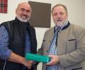Bild: Hirsch
Hegegemeinschaftsleiter Uwe Deeg (rechts) bedankte sich bei Fischotterberater Peter Ertl (links) mit einem Geschenk.