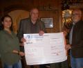 Bild: pz
Für Habichtskauz-Projekt des Vereins für Landschaftspflege und Artenschutz in Bayern (VLAB) überreichte Gegenwind-Vorsitzender Albert Köstler einen symbolischen Scheck über 500 Euro an Projektleiterin Michaela Domeyer und an VLAB-Vorsitzenden Johannes Bradtka (rechts).
