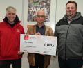 Bild: gf
Horst Ott (links) und Manuel Stöbig(rechts), Stellvertretender Betriebsratsvorsitzender von Siemens Amberg übergaben einen Scheck in Höhe von 1100 Euro an Bernhard Saurenbach (Mitte).