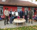 Bild: pj
Der Kindergarten St. Vitus in Ursensollen darf sich nun Naturpark-Kita nennen (von links): Naturpark-Ranger Jonas Nelhiebel, Naturpark-Geschäftsführerin Isabel Lautenschlager, Kindergartenleiterin Andrea Kellner, Bürgermeister Albert Geitner, Geschäftsführer Roland Pachner vom Kitaträger Katholische Kindertageseinrichtungen Oberpfalz sowie Naturpark-Ranger Christian Rudolf.