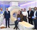 Bild: Petra Hartl
Ärztlicher Direktor Dr. Klaus Nester (links), die Vorstände Roland Ganzmann und Thomas Baldauf (Zweiter und Vierter von links) sowie Aufsichtsratschef Richard Reisinger (Zweiter von rechts) mit den Radiologen vom Weidener RNZ Dr. Matthias Wittmann, Dr. Silvia Kruz und Dr. Markus Rechl (rechts) posieren vor dem neuen MRT-Gerät im Sulzbach-Rosenberger Krankenhaus.