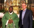 Bild: ga
Bürgermeister Franz Grabinger (rechts) hieß Pfarrer Emmanuel Okoro (links) aus Nigeria in der Pfarreiengemeinschaft namens der Gemeinde Schwarzach willkommen.