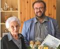 Bild: Gemeinde Kastl/exb
Zum 99. Geburtstag erhielt Therese Merkl von Bürgermeister Hans Walter einen Präsentkorb.