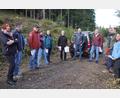 Bild: bkr
Am Steinrangen klaffen Lücken im Wald. Borkenkäfer hinterließen sie. Wie sie wieder geschlossen werden, erläuterte Forsttechniker Reinhard Herrmann (Mitte, mit Kanister).