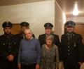 Bild: Feuerwehr Lengenfeld/exb
Alfred Schaumberger (vorne Mitte) feierte jüngst seinen 90. Geburtstag und bekam Besuch von der Feuerwehr Lengenfeld. Dem Jubilar gratulierten (von links) Stefan Mayerhöfer, Josef Trißl, Ehefrau Rosa Schaumberger, Erster Vorsitzender Wolfgang Stangl, Zweiter Vorsitzender Rupert Gruber.