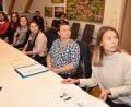 Bild: no
Nadine Wastl (vorne) erläutert auf einer Leinwand das Angebot der Jugendpflegestelle im Landkreis Amberg-Sulzbach.