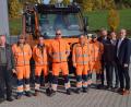 Bild: bö
Über den neuen Unimog für den Markt Rieden freuen sich (von links) Ewald Schienandl (Fa Beutlhauser), Jürgen Höfler, Andreas Fleischmann, Anton Graf, Bauhofleiter Christian Schneider, Tobias Wartha, Manfred Seitz (Seitz GmbH), Verkaufsberater Thomas Birner und Bürgermeister Erwin Geitner.
