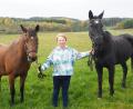 Bild: bl
Monika Reger ist glücklich, wenn sie an ihre Erfolge im Reitsport denkt, die trotz einer Behinderung möglich waren. Das hat sie nicht nur einem starken Willen, sondern auch den beiden Pferden Láska (links) und Lady (rechts) zu verdanken.