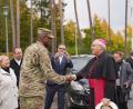 Bild: mor
Garnisonskommandeur Oberst Kevin Poole und seine Frau Patricia heißen Bischof Rudolf Voderholzer in den Tower Barracks willkommen.