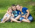 Bild: Zaneta Weidner/exb
Hanna mit ihren Brüdern Simon und Lukas (von links). Das Foto wurde im August 2021 aufgenommen, inzwischen hat Hanna ihre Haare durch die Chemotherapie wieder verloren.