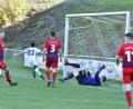 Bild: Hubert Ziegler
Andreas Richter (Nr. 23) brachte den TuS Schnaittenbach mit einem tollen Kopfball mit 1:0 in Führung. Torhüter Alexander Köck vom TuS/WE Hirschau war machtlos, sein Mannschaftskollege Hubert Heckmann reklamierte auf Abseits, während Jonas Fink (Mitte) und Karl Mathew Bliven (rechts) nicht mehr eingreifen konnten.