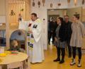 Bild: Hirsch
Pfarrer Markus Meier segnete die Räume des BRK-Kinderhauses "Lindenblüten" im Beisein der Kinder, der Kita-Leitung und des Architekten.