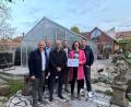 Bild: ads
Die AOVE-Geschäftsführerin Katja Stiegler (Zweite von rechts) konnte bei der Begehung des neuen Gewächshauses im Schnaittenbacher Kräutergarten den Förderbescheid dieses Kleinprojekts aus dem Topf des Regionlbudgets am Bürgermeister Marcus Eichenmüller (link) und andere Offizielle übergeben.