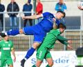 Bild: Büttner
Der Weidener Ole Meißner (links) gewinnt das Luftduell gegen seinen Großbardorfer Gegenspieler. Die 2:4-Heimniederlage gegen den bisherigen Tabellennachbarn tut den Schwarz-Blauen enorm weh.