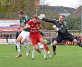 Bild: Gebert
Der SV Mitterteich besiegte am Samstag den SV Unterreichenbach mit 4:2. In dieser Szene setzt sich der Mitterteicher Martin Bächer (links) im Luftkampf gegen Markus Stahl durch. Gästetorwart Moritz Weis fliegt am Ball vorbei.