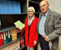 Bild: lg
Christa Zapf führt Maximilian Zinnbauer durch das neue Stadtarchiv, wo die „Blaue Reihe“ und die zahlreichen Ordner zu Zinnbauers Familienforschung einen Ehrenplatz haben.