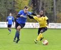 Bild: Hubert Ziegler
Ein Zweikampf mit Haken und Ösen: Der rechte Innenverteidiger des FC Edelsfeld, Simon Strehl (links), hat in diesem rassigen Duell den Etzelwanger Stürmer Emmanuel Maeda (rechts) voll im Griff.