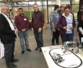 Bild: wro
Die von einer Spezial-Software unterstützte Roboter-Technik wurde in der Aula vorgeführt. Den Infostand betreuten die Schüler und der Fachbetreuer für Unternehmenssteuerungssysteme, Datenbanken und digitale Prozesse, Volker Antonczyk (links).