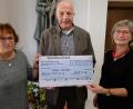 Bild: le
Vorsitzende Christina Schaller (links) überreichte dem Leiter der Weidener Tafel , Josef Gebhardt (Bildmitte) ,mit 2. Vorsitzende Renate Bock eine Spende in Höhe von 2000 Euro, die ausschließlich aus Geldern der Mitglieder stammen.