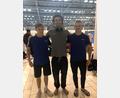 Bild: rbg
Leonhard Fütterer (links) und Fynn Legat (rechts) beim FINA-Swimming-Worldcup 2022 im Berliner Europa- Sportpark zusammen mit dem italienischen Doppelweltmeister Thomas Ceccon.